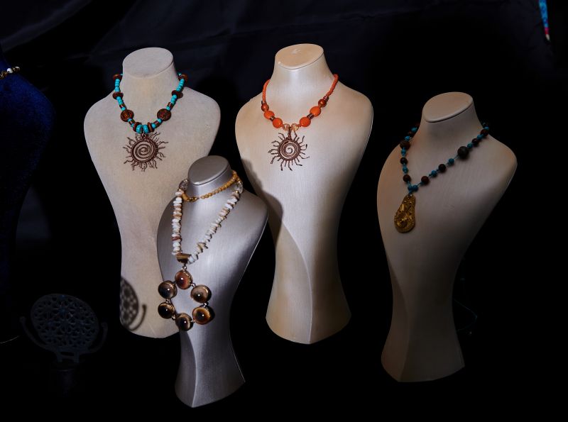 Özel Taşlar ile Süslenmiş Kolye